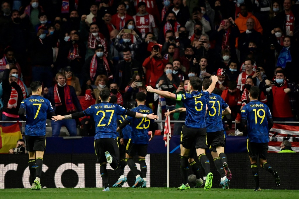 لاعبو مانشستر يونايتد يحتفلون بهدف السويدي أنتوني إيلانغا في ذهاب الدور ثمن النهائي من دوري أبطال أوروبا ضد أتلتيكو مدريد في ملعب واندا ميتروبوليتانو في مدريد في 23 شباط/فبراير 2022(ا ف ب)