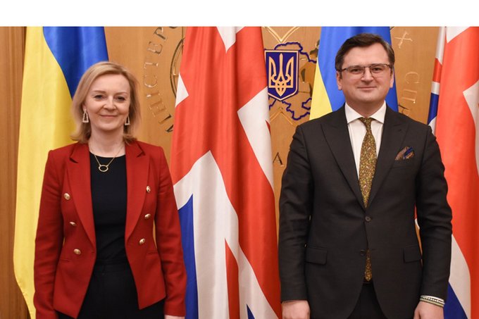 وزيرة خارجية المملكة المتحدة ليز تروس مع وزير خارجية أوكرانيا ديميترو كوليبا في 17 فبراير 2022 (موقع وزارة الدفاع البريطانية)