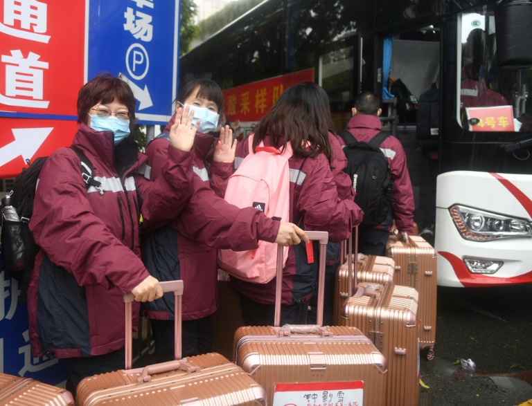 صورة بتاريخ 19 شباط/فبراير 2022 تُظهر فريقًا طبيًا من غوانغدونغ ذاهبين إلى هونغ كونغ لمساندة القطاع الطبي لمواجهة تفشي كوفيد-19 (ا ف ب)