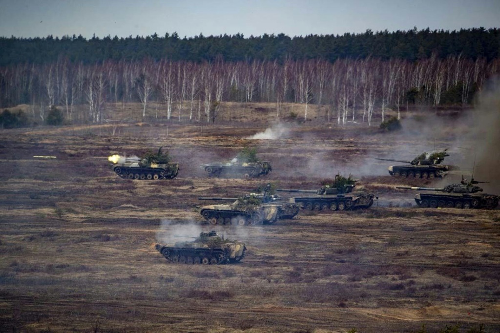    تُظهر هذه الصورة المنشورة من وزارة الدفاع الروسية في 21 فبراير 2022 دبابات روسية وبيلاروسية خلال تدريبات مشتركة لقواتهما المسلحة بالقرب من بريست ، بيلاروسيا (أ ف ب)   