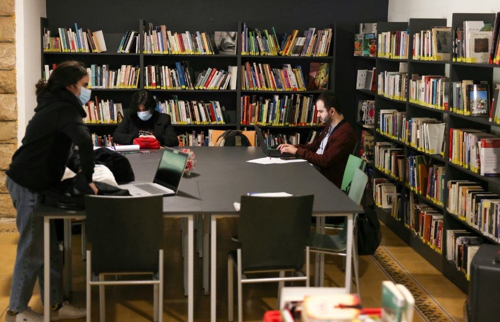 عدد من رواد المكتبة العامة لبلدية بيروت في منطقة الجعيتاوي في 11 شباط/فبراير 2022 التي تحولت مقصداً للبنانيين خلال الأزمة الاقتصادية (ا ف ب)