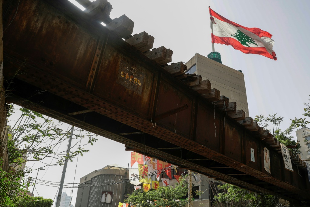    صورة تم التقاطها في 1 مايو 2019 تظهر قسما من السكة الحديد المهجورة في العاصمة اللبنانية بيروت (أ ف ب)