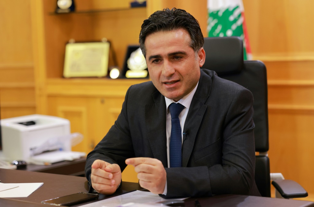 قال وزير الأشغال العامة والنقل اللبناني علي هامي لوكالة فرانس برس إن إسبانيا ستمول خطة رئيسية لتجديد شبكة السكك الحديدية في لبنان (أ ف ب)