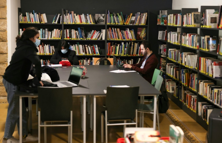 عدد من رواد المكتبة العامة لبلدية بيروت في منطقة الجعيتاوي في 11 شباط/فبراير 2022 التي تحولت مقصداً للبنانيين خلال الأزمة الاقتصادية (ا ف ب)