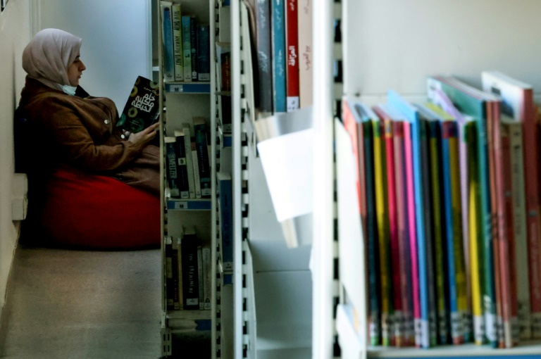 سيدة تطالع كتاباً في 11 شباط/فبراير 2022 داخل المكتبة العامة لبلدية بيروت في الباشورة التي تتولى جمعية السبيل إدارتها (ا ف ب)