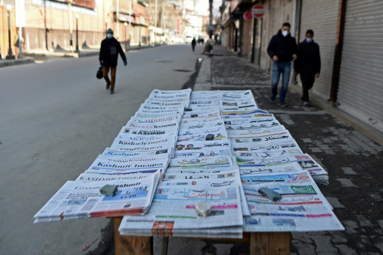 صحف محلية تباع في كشك على طريق في سريناغار، في 29 كانون الثاني/يناير 2022 (ا ف ب)