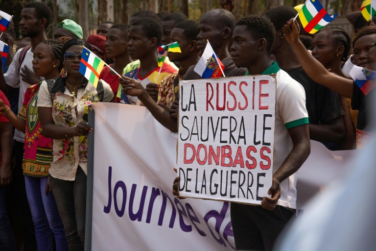 تظاهرة مؤيدة للروس في بانغي عاصمة إفريقيا الوسطى في 23 شباط/فبراير 2022 (ا ف ب)