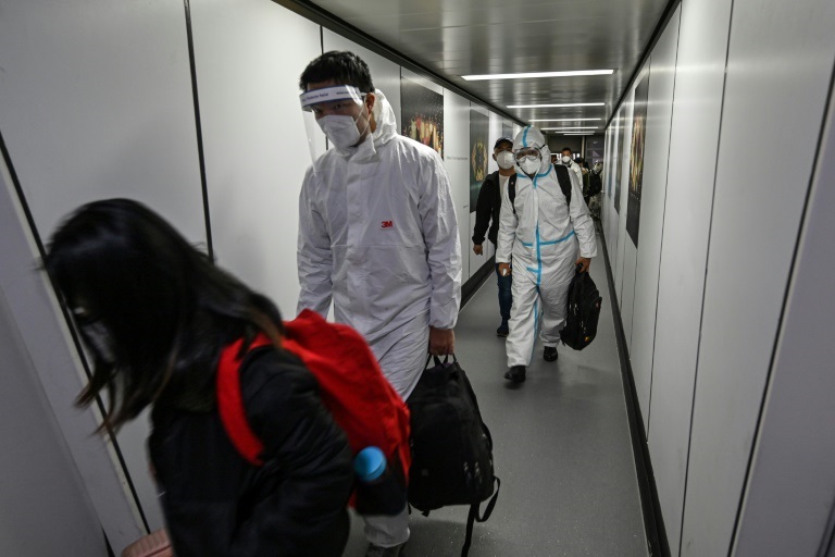 مسافرون في مطار شنغهاي الدولي في 18 كانون الثاني/يناير 2022 (ا ف ب)