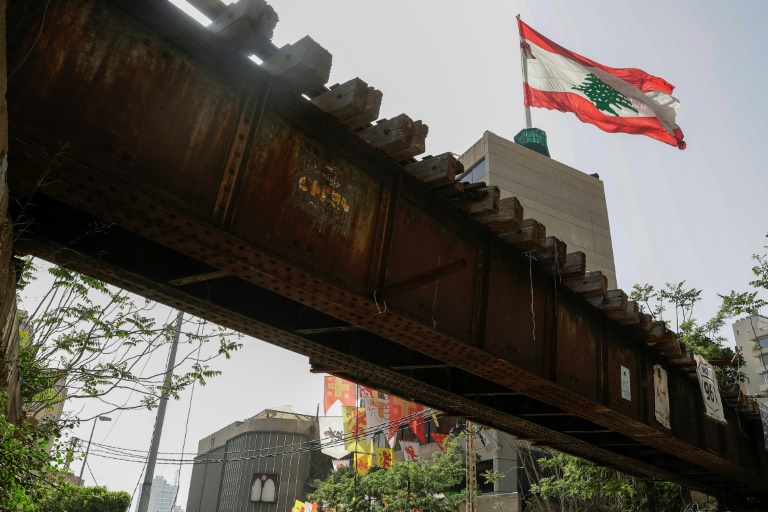 صورة التقطت في 1 مايو/أيار 2019 تظهر قسما من خط السكك الحديدية المهجور في العاصمة اللبنانية بيروت (ا ف ب)