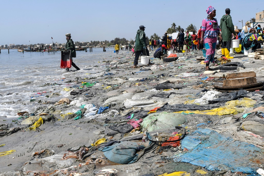    لعنة البلاستيك: الشاطئ في هان باي ، حي مكتظ بالسكان في العاصمة السنغالية داكار (أ ف ب)