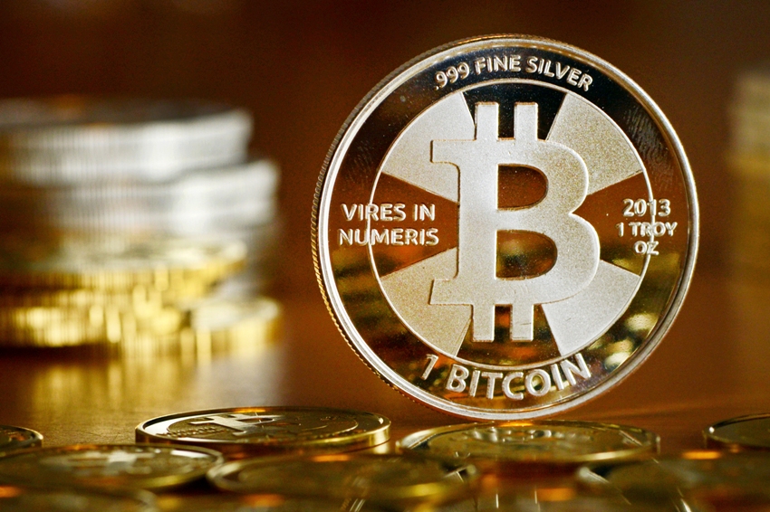 منظر عام لعملة تحمل شعار عملة بيتكوين المشفرة في متجر للعملات المعدنية (د ب أ)