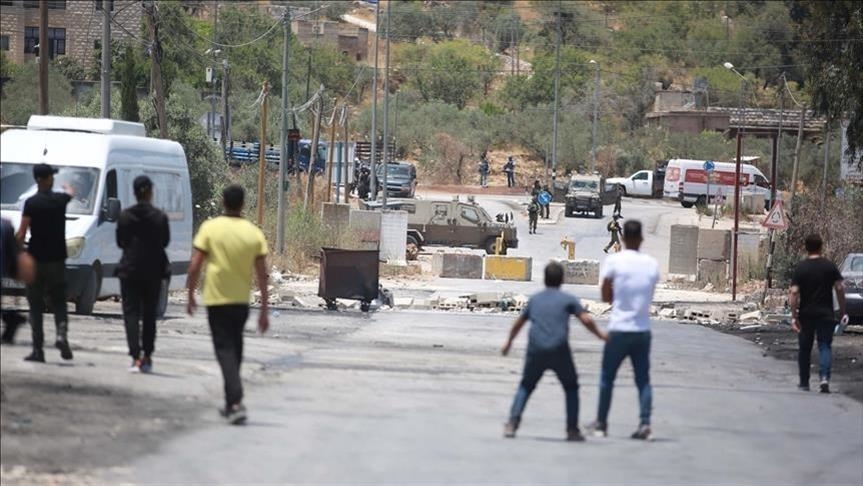 أعداداً كبيرة من المستوطنين اقتحمت منطقة النبع بشكل استفزازي بحماية من الجيش، ورفعوا العلم الإسرائيلي (الاناضول)