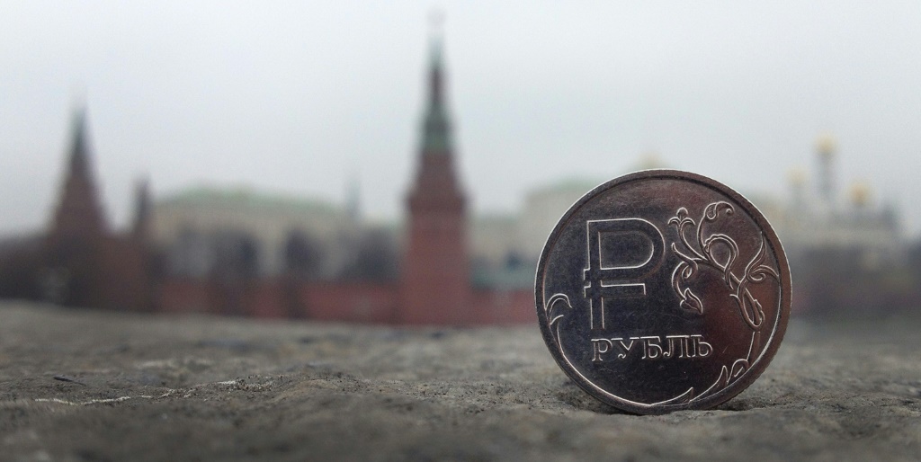 عملة معدنية روسية قرب الكرملين وسط موسكو، في صورة مؤرخة السادس من تشرين الثاني/نوفمبر 2014.(ا ف ب)