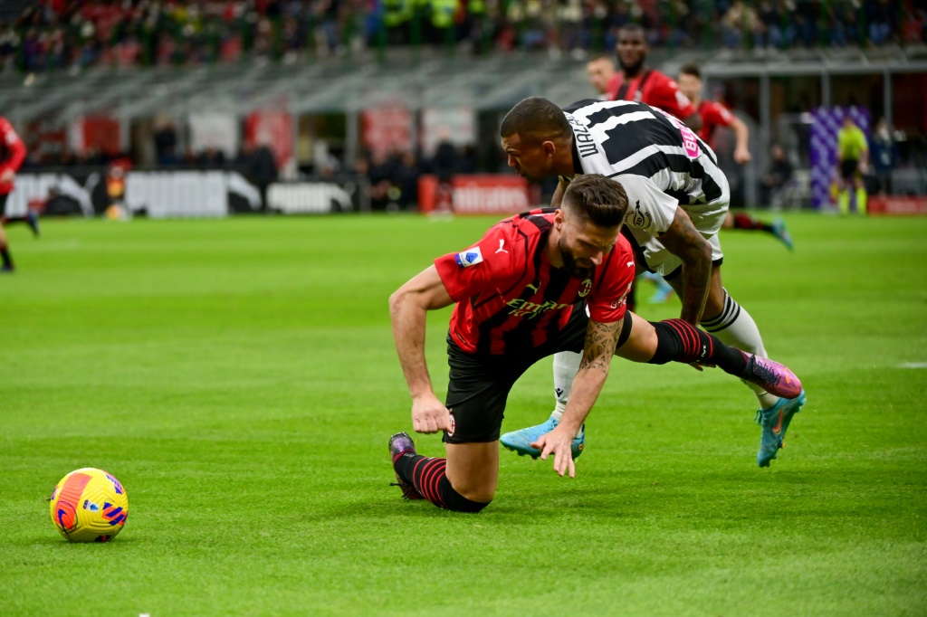 لقطة للفرنسي أوليفيه جيرو مهاجم ميلان خلال المباراة ضد أودينيزي على ملعب سان سيرو في الدوري الايطالي لكرة القدم في 25 شباط/فبراير 2022(ا ف ب)