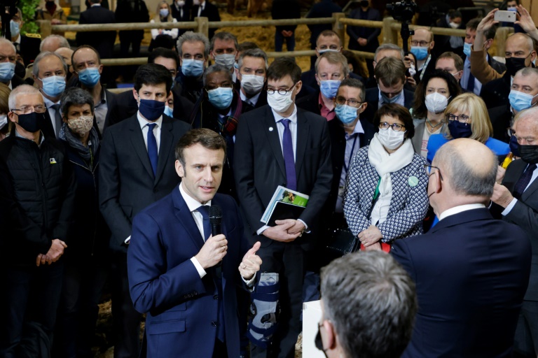 صورة مؤرخة في 26 شباط/فبراير 2022 للرئيس الفرنسي ايمانويل ماكرون خلال زيارته المعرض الدولي للزراعة في باريس (  ا ف ب  )