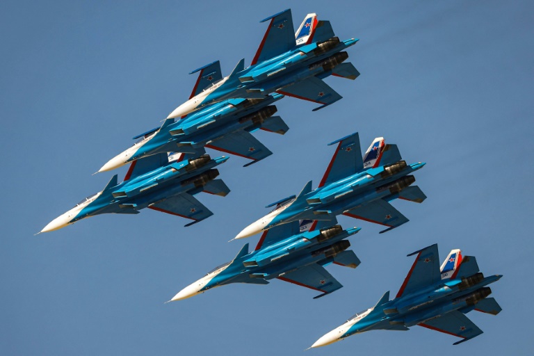 فريق الطيران التابع للقوات الجوية الروسية المعروف باسم الفرسان الروس يشاركون في معرض دبي الجوي في نوفمبر 2021(ا ف ب)