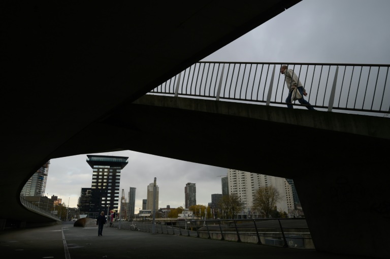 أحد المشاة على جسر في مدينة روتردام غرب هولندا في 23 تشرين الثاني/نوفمبر 2021 ( ا ف ب  )