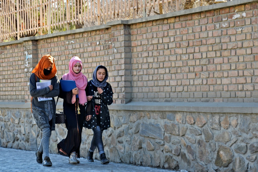 طلاب يتجهون نحو جامعة كابول بعد إعادة فتحها في كابول في كابول بعد ستة أشهر من عودة طالبان إلى السلطة (أ ف ب)