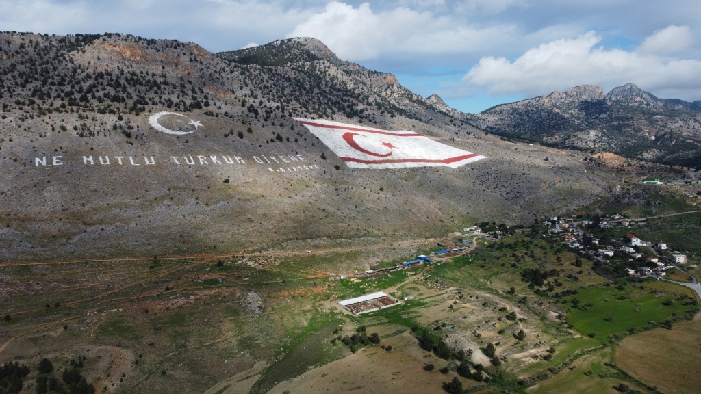 علم جمهورية شمال قبرص التركية المعلنة من جانب واحد مرسوم على سلسلة جبال كيرينيا شمال العاصمة القبرصية المقسمة نيقوسيا (أ ف ب)