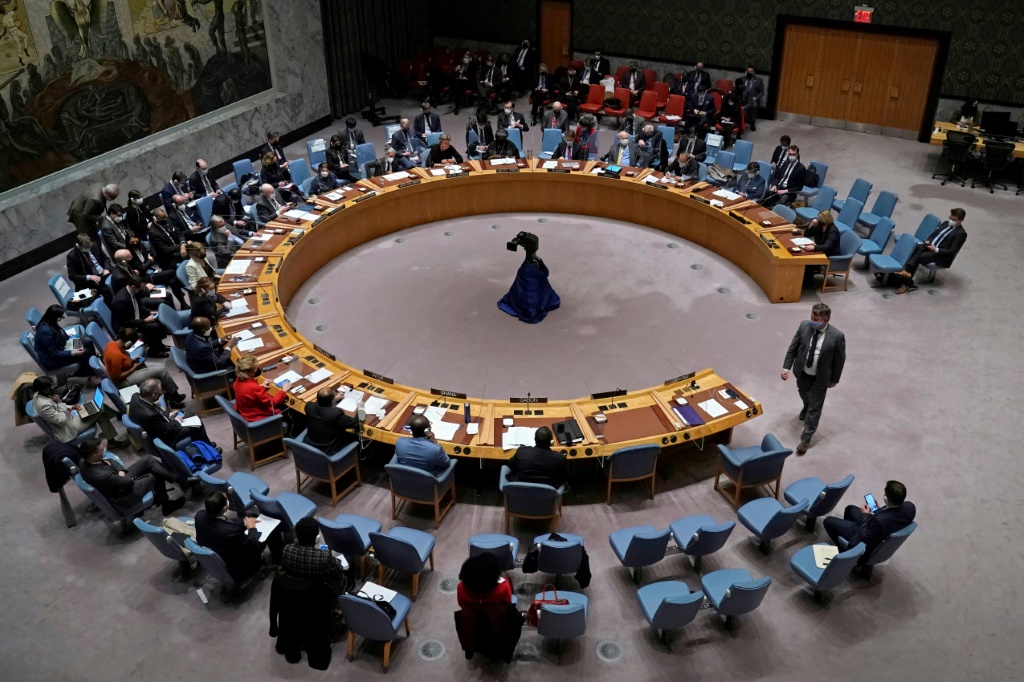 المندوب الأوكراني الدائم لدى الأمم المتحدة سيرغي كيسليتسيا (يمين) يعود إلى مقعده خلال اجتماع طارئ لمجلس الأمن الدولي في 23 شباط/فبراير 2022 مخصص للاجتياح الروسي لأوكرانيا (أ ف ب)