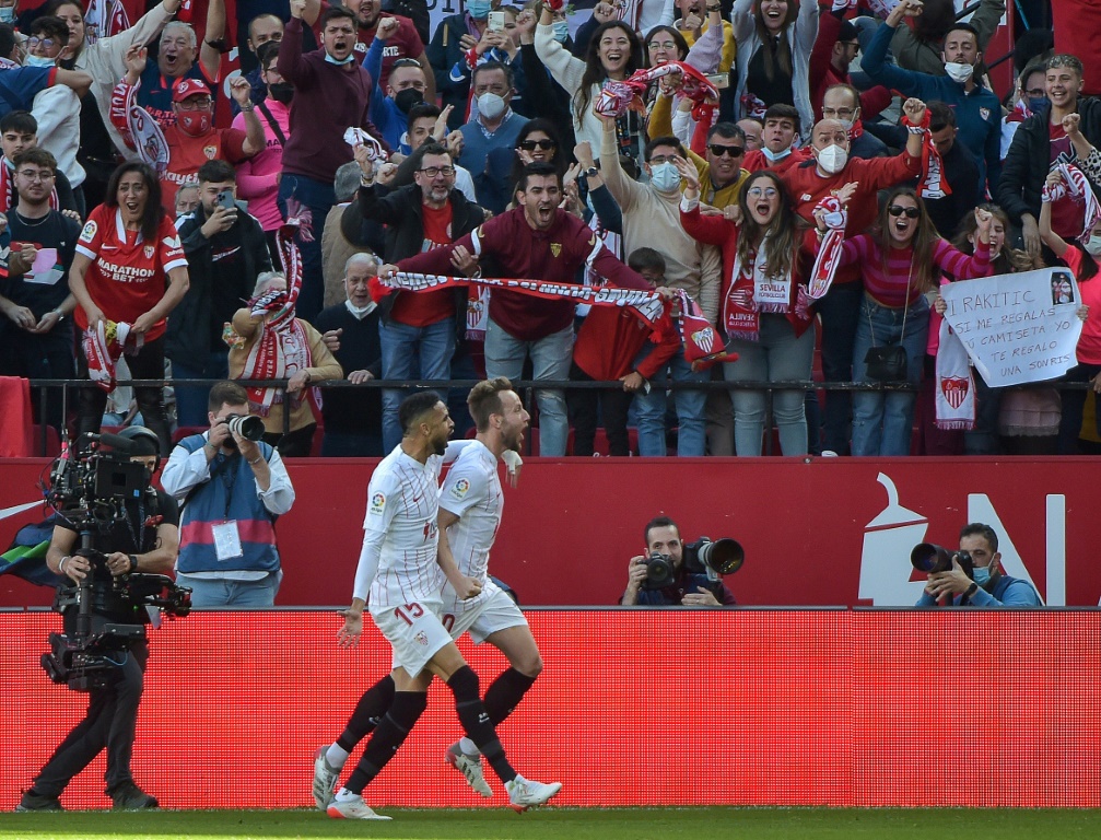    لاعبا اشبيلية الكرواتي ايفان راكيتيتش (يمين) والمغربي يوسف النصيري يحتفلان بافتتاح التسجيل في مرمى ريال بيتيس (2-1) في الدوري الإسباني في 27 شباط/فبراير 2022 (أ ف ب)