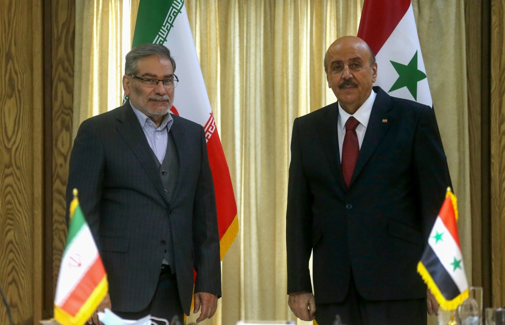 أمين المجلس الأعلى للأمن القومي الإيراني علي شمخاني ورئيس مكتب الأمن الوطني السوري علي مملوك، خلال لقاء بينهما في طهران في 27 شباط/فبراير 2022(ا ف ب)