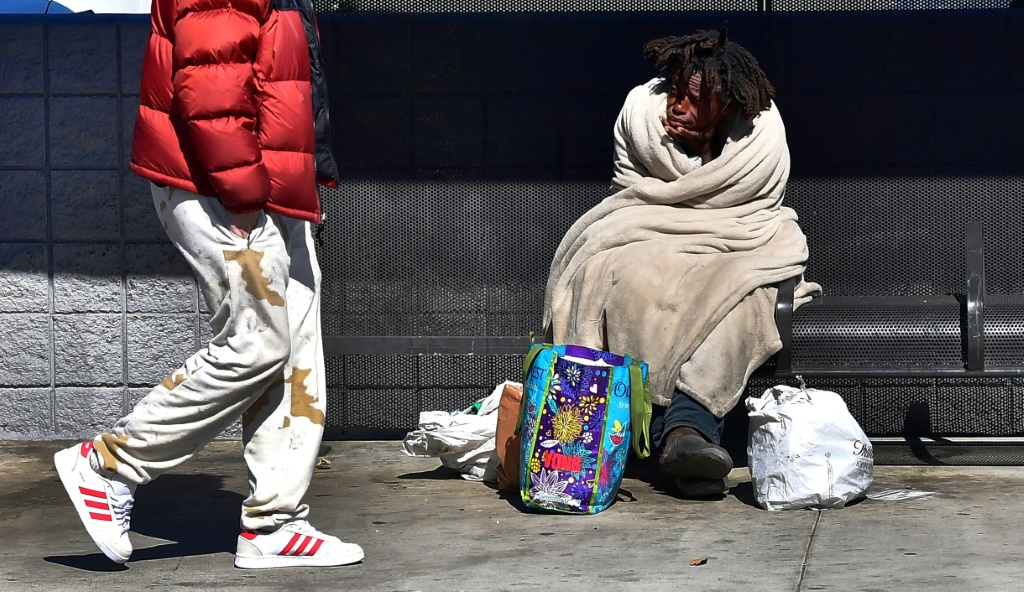 صورة التقطت في 24 شباط/فبراير 2022 لأحد المشردين في شوارع لوس أنجليس(ا ف ب)