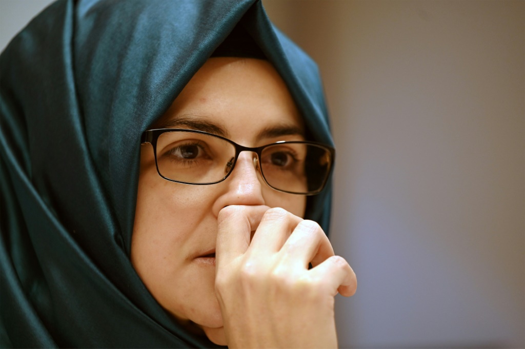 خديجة جنكيز، خطيبة الصحافي السعودي جمال خاشقجي الذي قُتل وقُطعت أوصاله في اسطنبول في تشرين الأول/أكتوبر 2018، في مقابلة مع وكالة فرانس برس في اسطنبول في 24 شباط/فبراير 2022(ا ف ب)