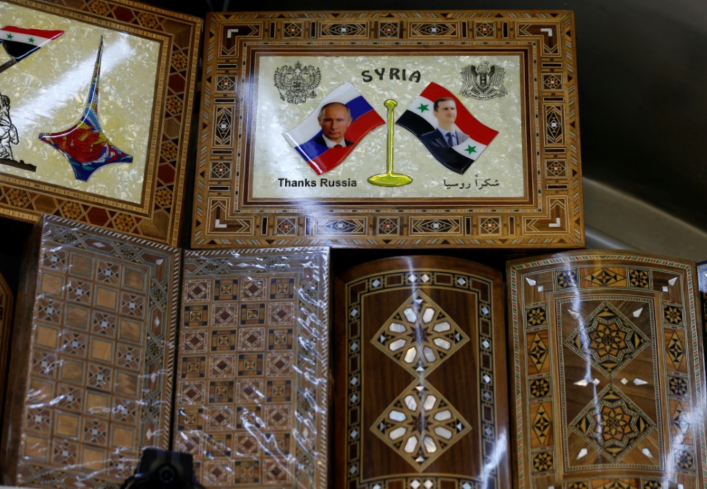 &nbsp;  تظهر الهدايا التذكارية التي تظهر صور الرئيس السوري بشار الأسد والرئيس الروسي فلاديمير بوتين في متجر بدمشق العلاقات العميقة بين الحليفين ، بعد تدخل موسكو لدعم الأسد في الحرب الأهلية السورية (أ ف ب)