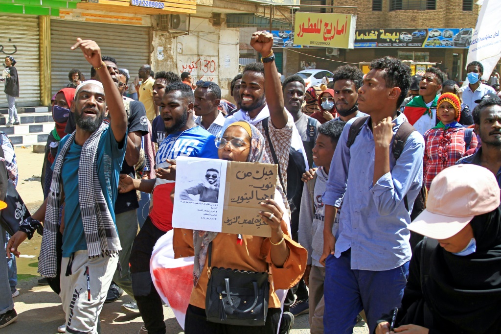    سودانيون يتظاهرون ضد الانقلاب في الخرطوم في 28 شباط/فبراير 2022 (أ ف ب)