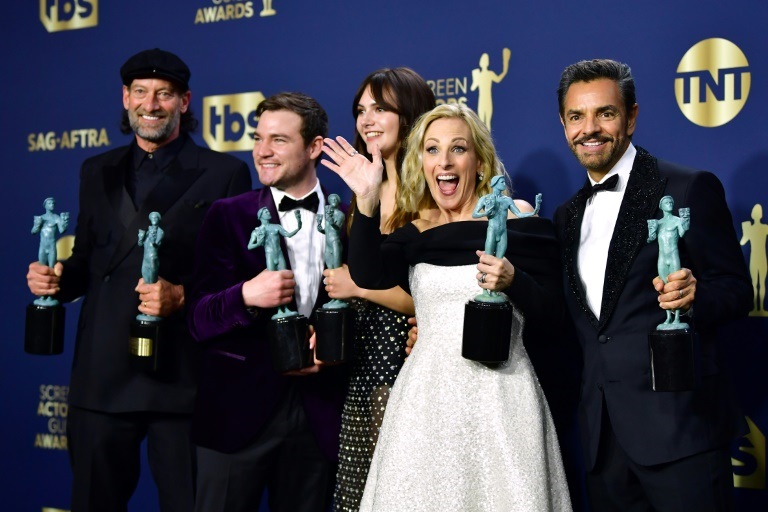 من اليمين إلى اليسار الممثلون في فيلم "كودا" تروي كوتسور ، ودانييل دورانت ،وإميليا جونز ،ومارلي ماتلين وأوجينيو ديربيز لدى تسلمهم في 27 شباط/فبراير في سانتا مونيكا (ولاية كاليفورنيا الأميركية) جائزة "أفضل طاقم تمثيل" ضمن جوائز "ساغ أووردز" التي تمنحها نقابة ممثلي الشاشة الأميركيين (ا ف ب)