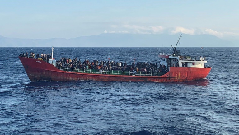 صورة وزعها خفر السواحل اليوناني في 29 تشرين الأول/أكتوبر 2021 تظهر سفينة تقل مهاجرين خلال عملية إنقاذ قبالة كريت (ا ف ب)