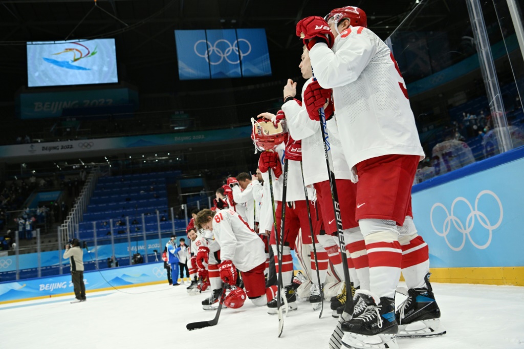 منتخب روسيا لهوكي الجليد (تحت راية محايدة) خلال نهائي أولمبياد بكين 2022 الذي خسره ضد فنلندا (ا ف ب)