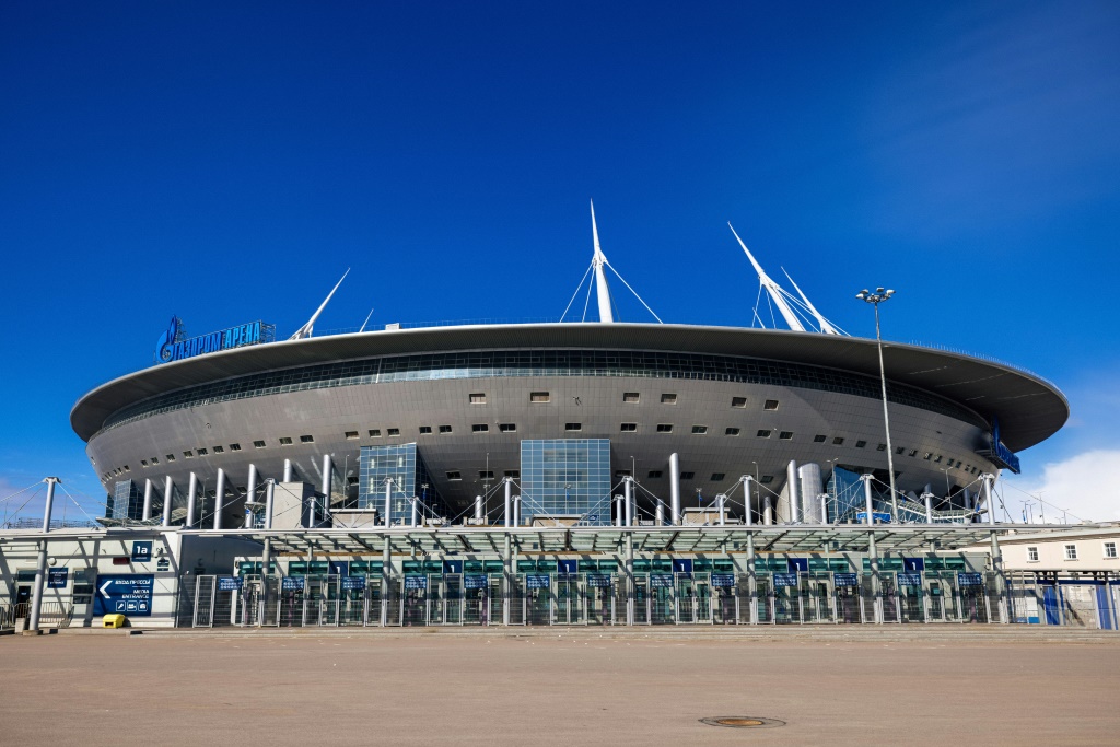 جُرّد استاد غازبروم في سان بطرسبورغ من استضافة نهائي دوري أبطال أوروبا 2022 (ا ف ب)