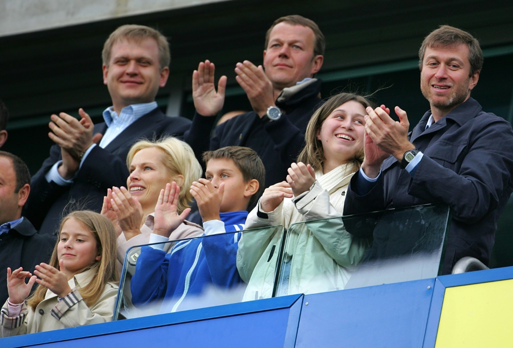 مالك نادي تشلسي الانكليزي، الروسي رومان ابراموفيتش (اقصى اليمين) محتفلا بفوز فريقه على مانشستر يونايتد في طريقه الى التتويج ببطولة الدوري الانكليزي عام 2006. 29 نيسان/ابريل 2006 (ا ف ب)
