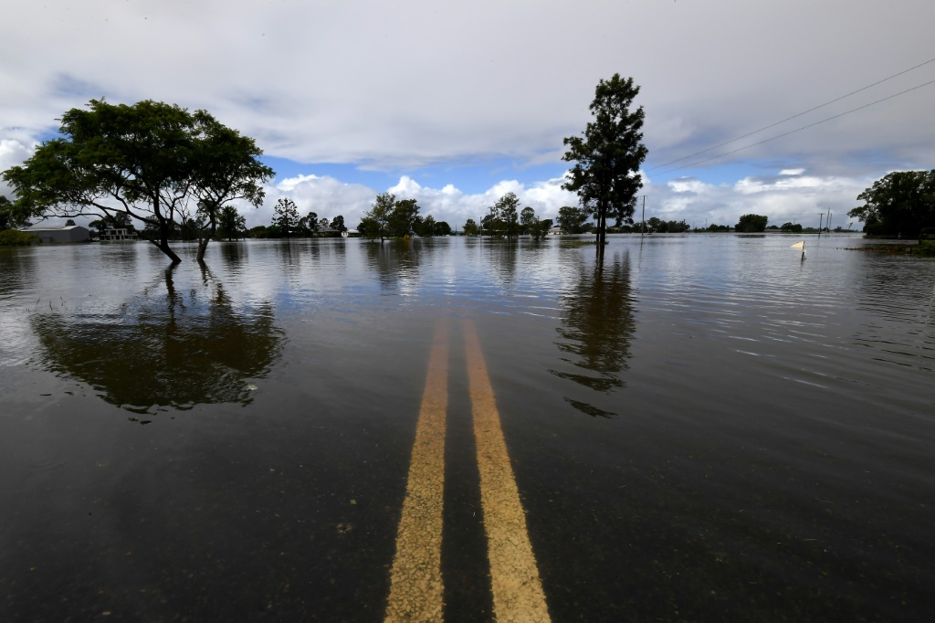 منظر عام لشارع غمرته المياه في لورانس التي تبعد حوالي 70 كيلومترًا عن مدينة ليسمور في ولاية نيو ساوث ويلز ، في الأول من آذار/ مارس 2022.(ا ف ب)