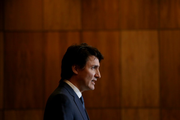  رئيس الوزراء الكندي جاستن ترودو يتحدث خلال مؤتمر صحفي في أوتاوا (ا ف ب)