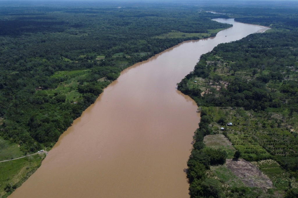 منظر جوي لنهر بوتومايو في منطقة بويرتو أسيس بمقاطعة بوتومايو الكولومبية في الأمازون في السادس من تشرين الثاني/نوفمبر 2021 (أ ف ب)