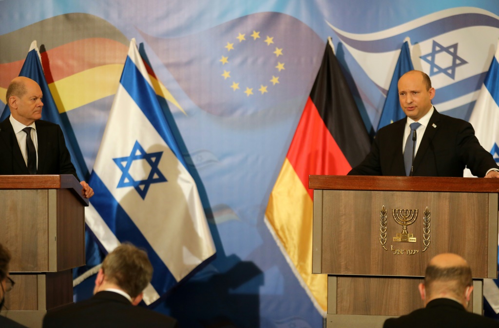 رئيس الوزراء الإسرائيلي نفتالي بينيت (يمين) والمستشار الألماني لأولاف شولتس (يسار) خلال مؤتمر صحافي في فندق الملك داوود في القدس في الثاني من آذار/مارس 2022 (أ ف ب)