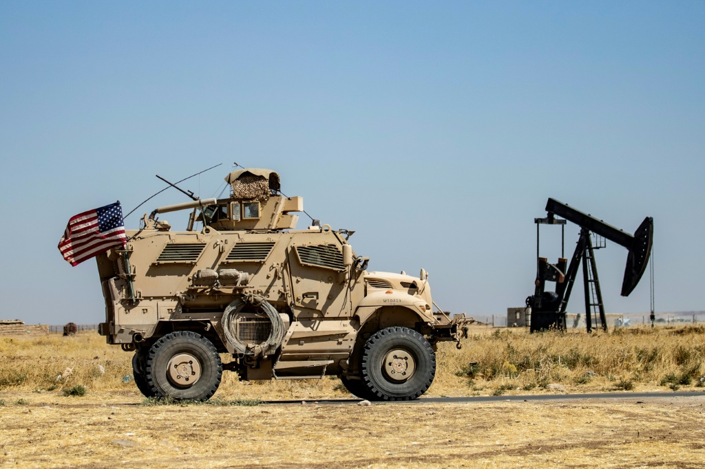 آلية عسكرية أمريكية تقوم بدوريات بالقرب من حقول النفط في الرميلان (رميلان) في محافظة الحسكة شمال شرق سوريا التي يسيطر عليها الأكراد ، في 17 أيلول 2020 (أ ف ب)