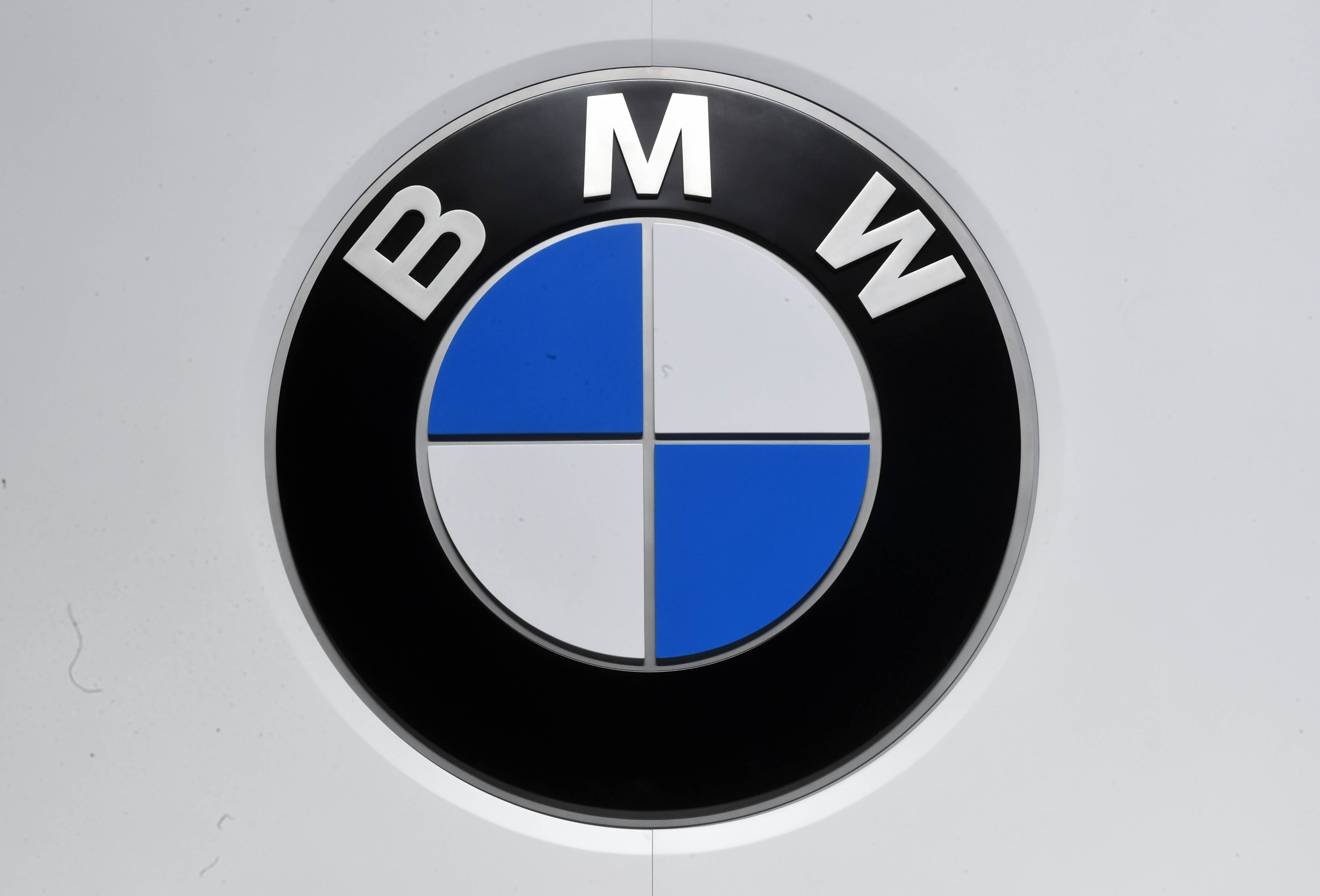 شعار شركة بي ام دبليو للسيارات (د ب ا)