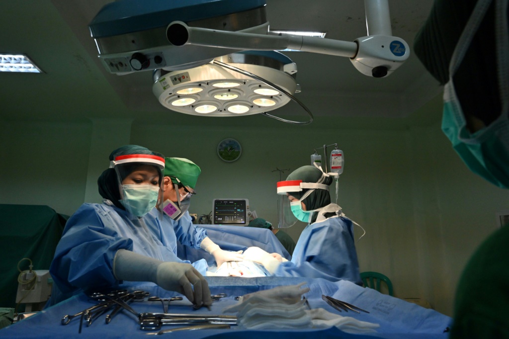 طبيبان وممرضة يشاركان في عملية توليد قيصرية في مستشفى بالعاصمة الإندونيسية جاكرتا في 10 أيار/مايو 2010(ا ف ب)