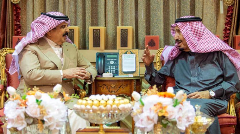 الملك سلمان في حديث مع ضيفه الملك حمد بن عيسى الأربعاء (واس)