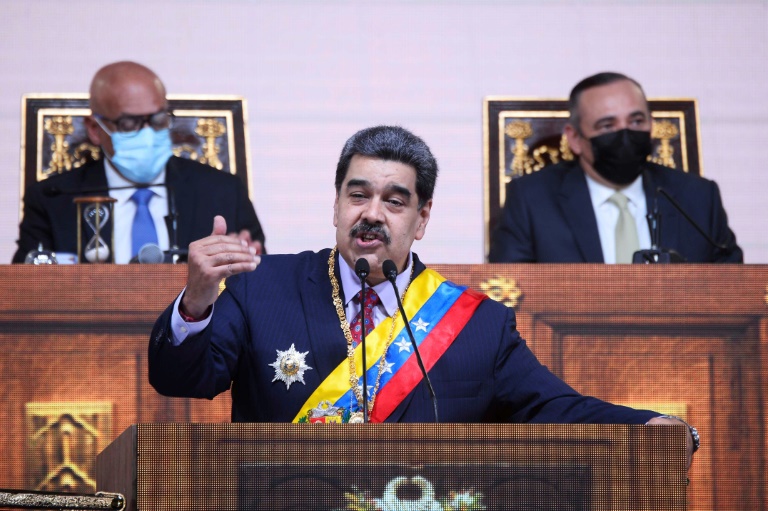 الرئيس الفنزويلي نيكولاس مادورو في خطام أمام الجمعية الوطنية في كراكاس في 15 كانون الثاني/يناير 2022 (ا ف ب)