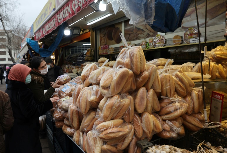  نسوة يشترين الخبز في سوق في أنقرة في 20 كانون الأول/ديسمبر 2021 (ا ف ب)