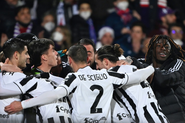 لاعبو يوفنتوس يحتفلون بالفوز على فيورنتينا في ذهاب نصف نهائي كأس إيطاليا لكرة القدم في 2 آذار/مارس 2022 (ا ف ب)
