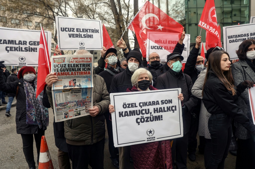 تظاهرة احتجاج على ارتفاع أسعار الكهرباء في أنقرة في شباط/فبراير 2022 (أ ف ب)