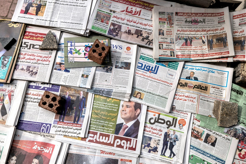 مطبوعات في كشك لبيع الصحف في القاهرة في 17 شباط/فبراير 2022 (ا ف ب)