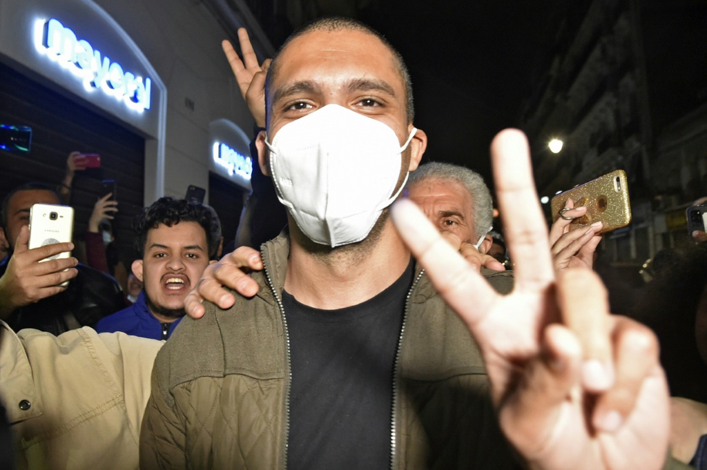 الصحفي الجزائري خالد دراريني في استقبال من أنصاره في العاصمة الجزائر ، بعد إطلاق سراحه من السجن بموجب عفو رئاسي ، في 19 فبراير 2021 (أ ف ب)