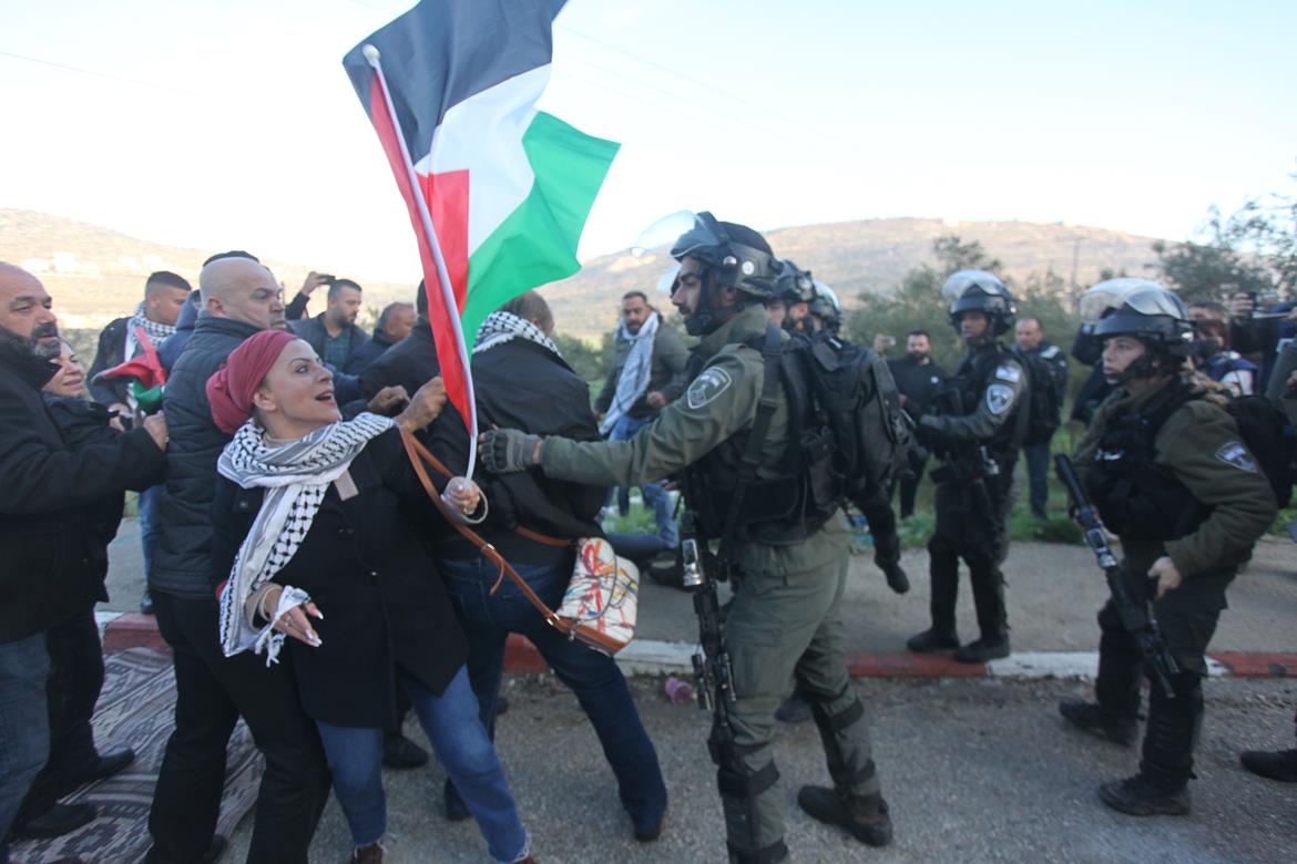 جندي اسرائيلي يعتدي بالضرب على ناشطة فلسطينية (وفا)